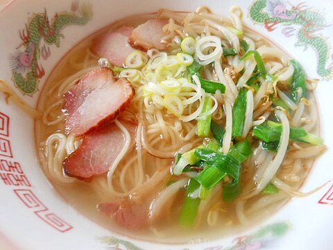 もやし、ニラ、焼き豚の塩ラーメン